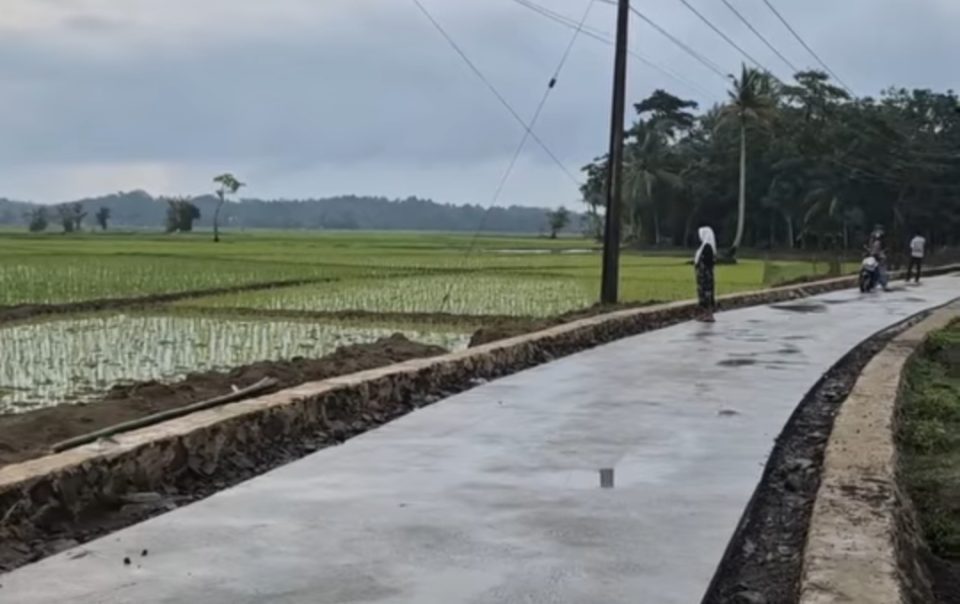 Jalan beton rigid Program Bang Andra membelah persawahan di Surianeun Pasir Gadung Pandeglang