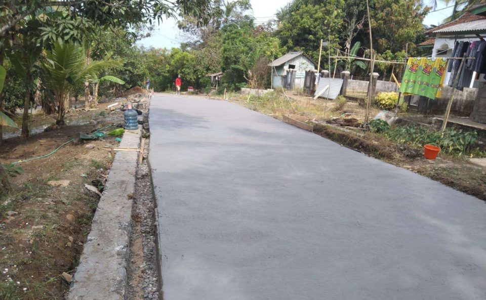 Jalan poros pemukiman kampung yang sedang dicor beton rigid basah di Pandeglang