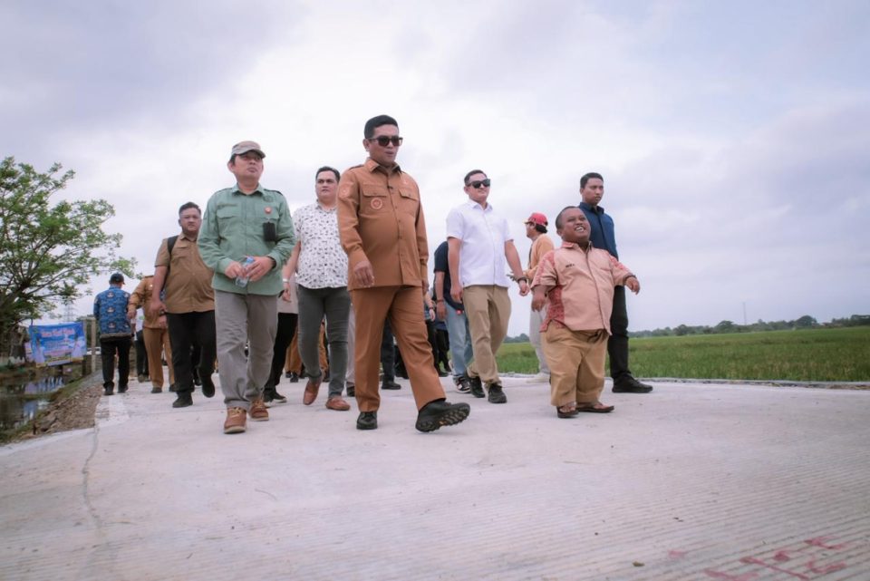 Gubernur Banten Al Muktabar dan Andra Soni meninjau jalan beton poros desa di Pandeglang