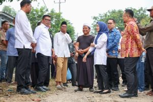 Andra Soni berdialog dengan warga dan tokoh masyarakat di atas jalan desa Pandeglang TA 2025