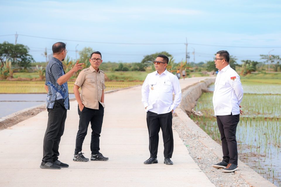 Andra Soni bersama pejabat dinas meninjau jalan desa beton rigid di Lebak Banten