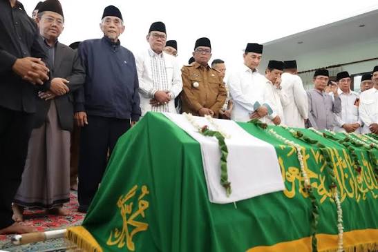 Prosesi resmi serah terima dan penghormatan terakhir jenazah Surakman kru KM Arupadhatu I oleh jajaran otoritas dan pejabat daerah di bandara.
