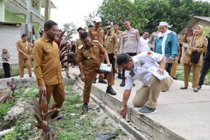 Kadis Resi PUPR Banten Arlan Marzan memantau pengukuran ketebalan jalan beton rigid perdesaan