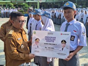 Gubernur Banten Andra Soni menyerahkan bantuan SimPel Program Sekolah Gratis kepada siswa SMK PGRI 3 Kota Serang