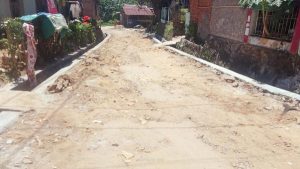 Proses pengerasan jalan lingkungan poros kampung dan pembuatan drainase beton