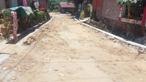 Aktivitas kendaraan dan warung niaga warga di sepanjang jalan beton rigid Pandeglang Banten
