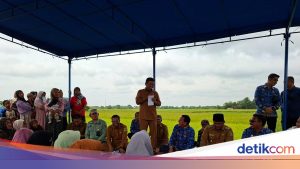 Gubernur Banten Andra Soni memberikan sambutan di hadapan emak emak warga desa di