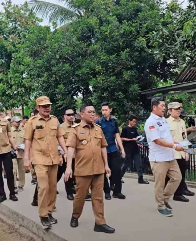 Gubernur Banten dan Kadis PUPR Arlan Marzan meninjau proyek jalan beton baru TA 2025