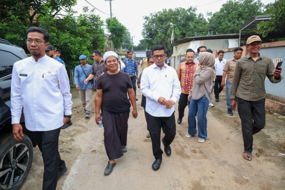 Gubernur Banten Andra Soni meninjau langsung kondisi jalan poros desa yang rusak sebelum pembangunan Program Bang Andra oleh Dinas PUPR