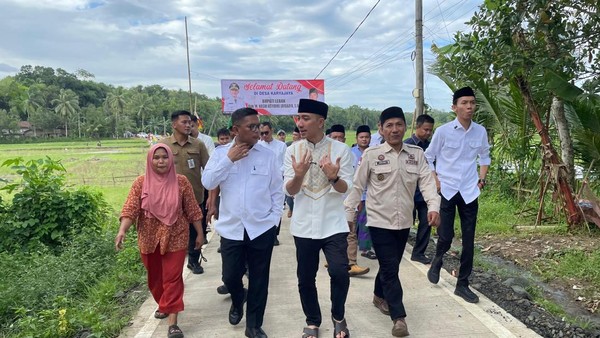Drone jalan desa beton Program Bang Andra membelah sawah hijau di Lebak