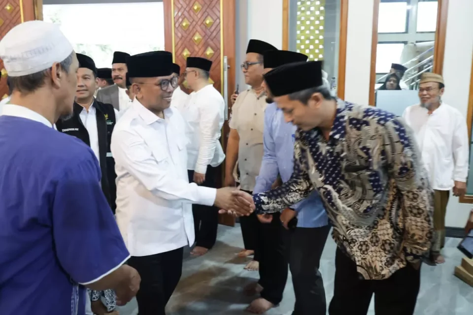 Gubernur Banten Andra Soni bersalaman dengan warga sepuh dan tokoh masyarakat memakai peci