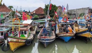 Deretan kapal nelayan tradisional bersandar di pelabuhan rakyat Panimbang Pandeglang Banten