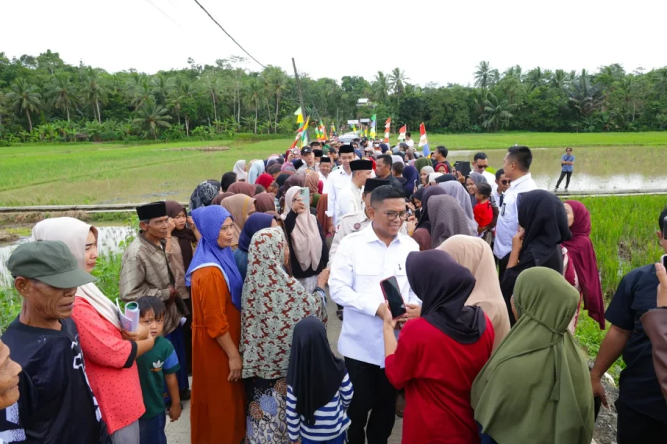 Gubernur Banten Andra Soni berfoto bersama emak-emak dan warga di jalan desa yang sudah dibeton mulus