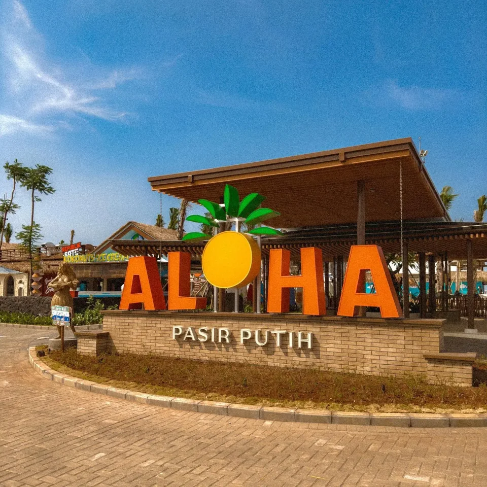 Foto lanskap pusat pertokoan komersial mewah dan area wisata pantai pasir putih Aloha Land's End PIK 2 Tangerang Banten