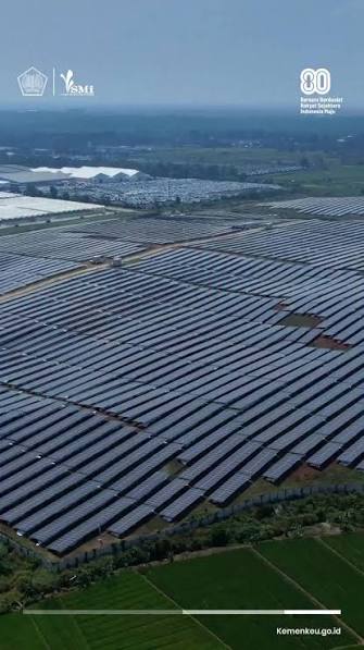 Foto udara bentangan ribuan panel surya pembangkit listrik tenaga surya PLTS infrastruktur energi hijau terpadu kawasan PIK 2 Banten