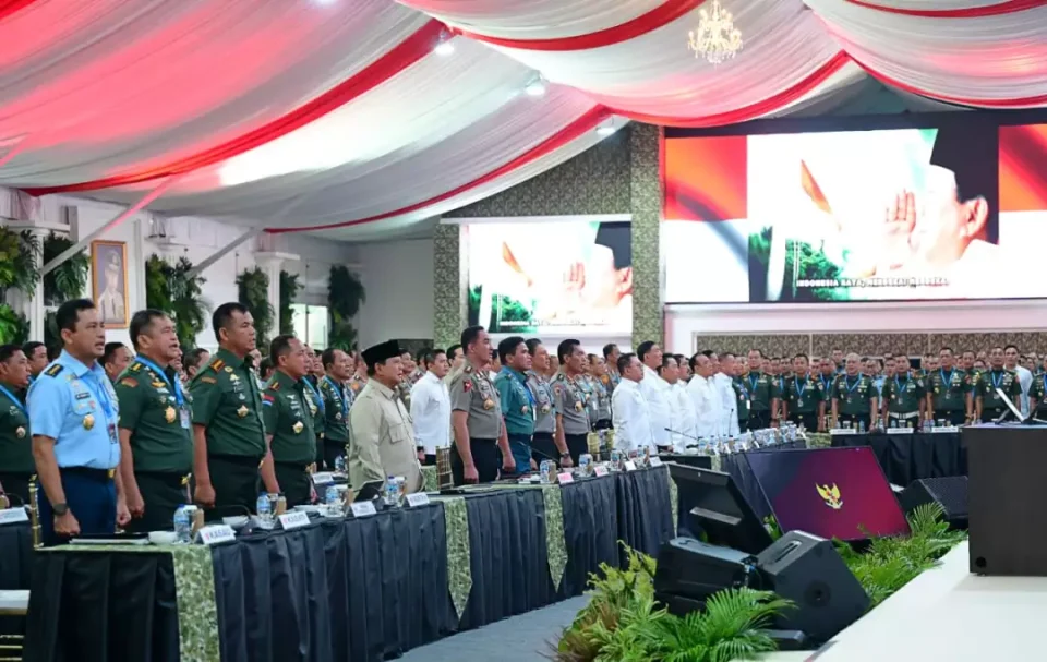 Presiden Prabowo Subianto bersama Panglima TNI dan Kapolri berdiri tegap dalam acara resmi kenegaraan berskala besar