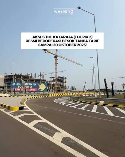 Foto udara bentang jalan tol aspal mulus dan jembatan layang konektivitas makro transportasi di kawasan PIK 2 Banten